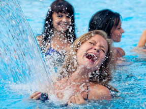 girls-in-aquapark-01